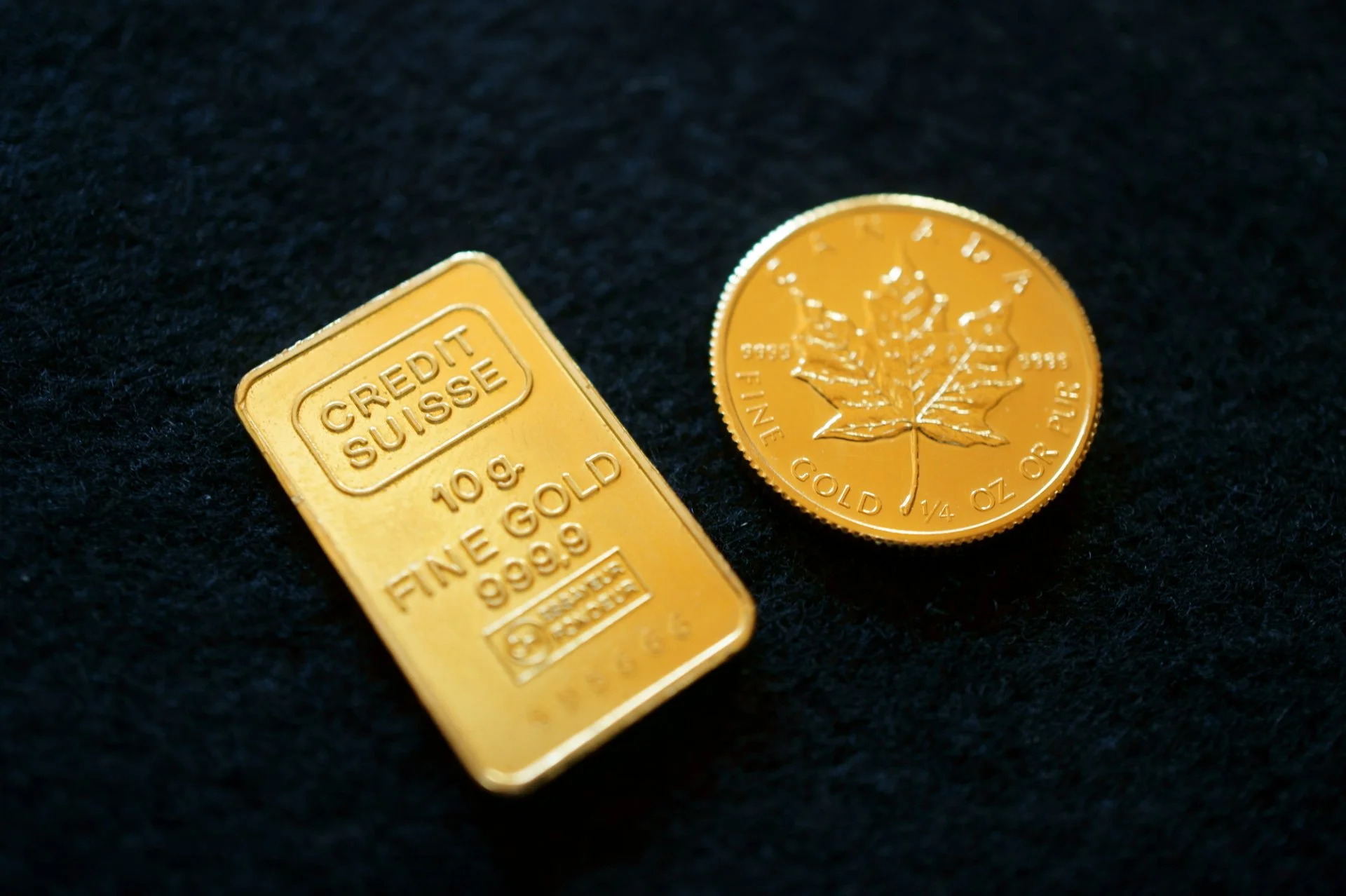積み上げられた金のインゴット